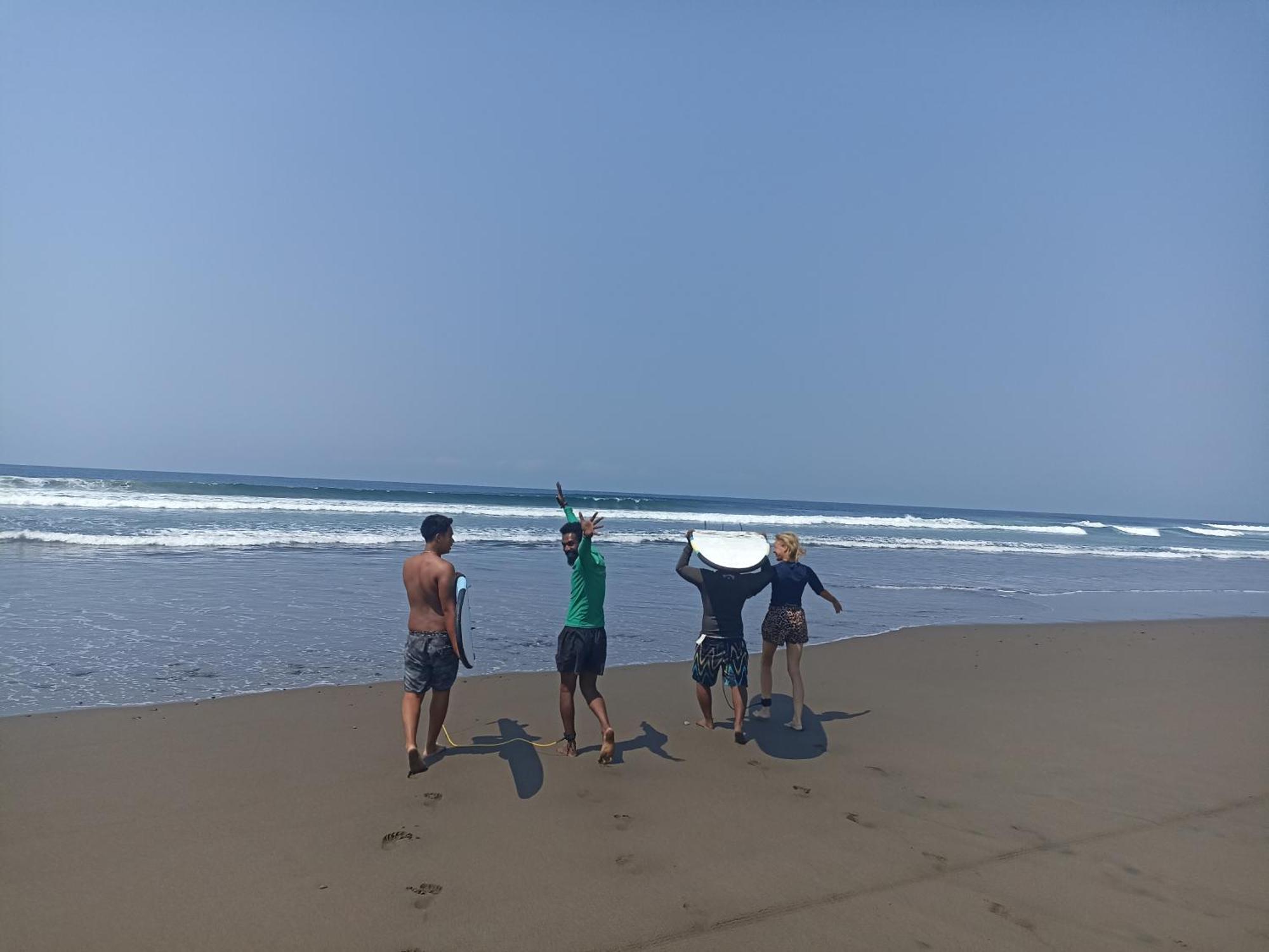 Ferienwohnung Ayolah Surf House &Surf Camp Jembrana Exterior foto