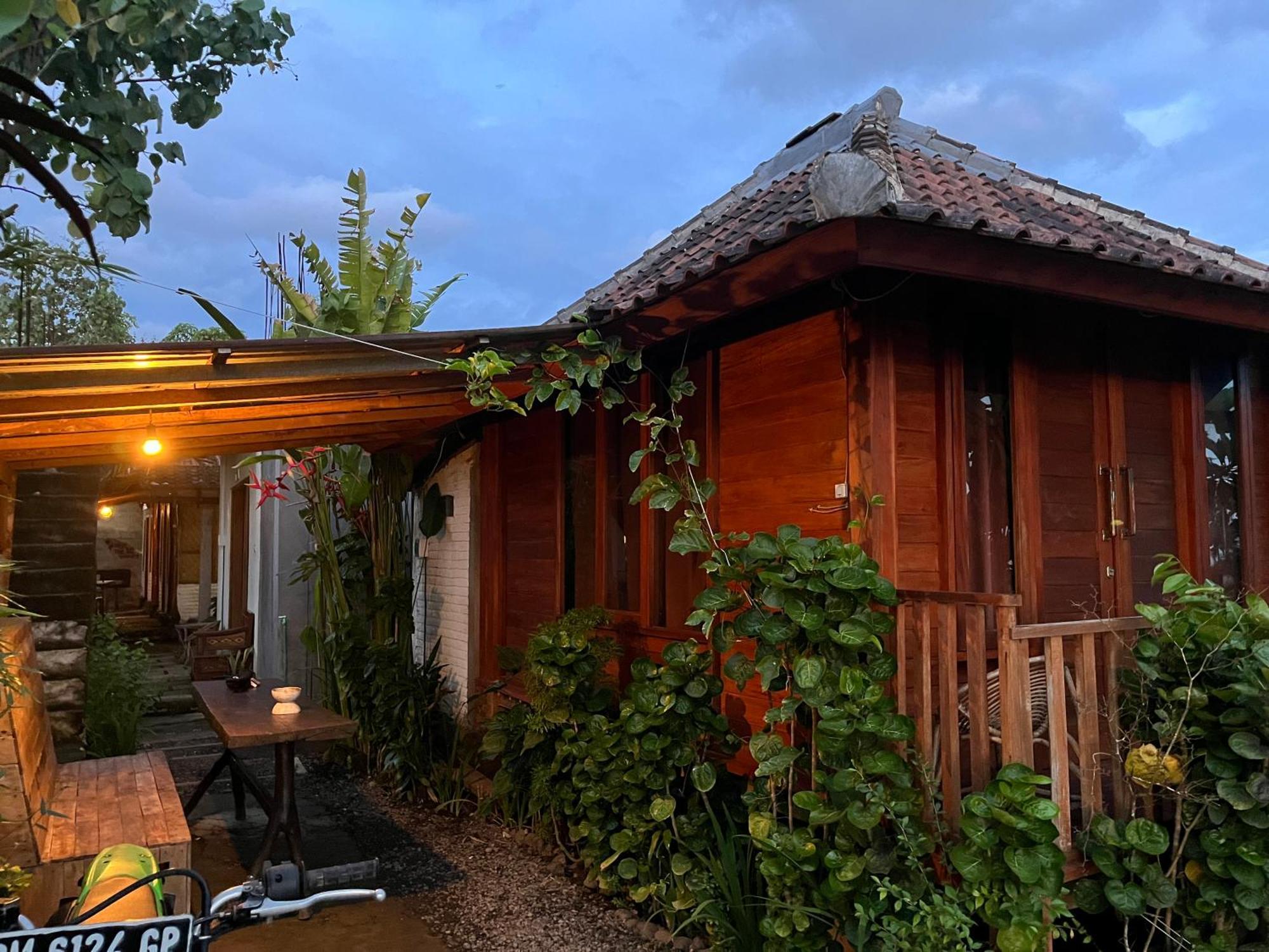Ferienwohnung Ayolah Surf House &Surf Camp Jembrana Exterior foto